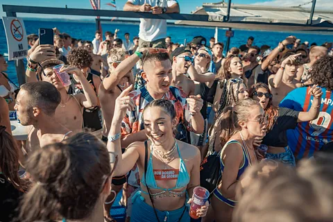 Junge Menschen feiern auf einem Partyboot in Novalja, Kroatien;, während einer Abifahrt; Urlaub, Sonne, Party.